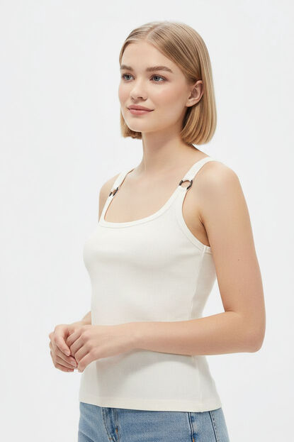 TOPS LOENI MARFIL  / OFF WHITE image number null