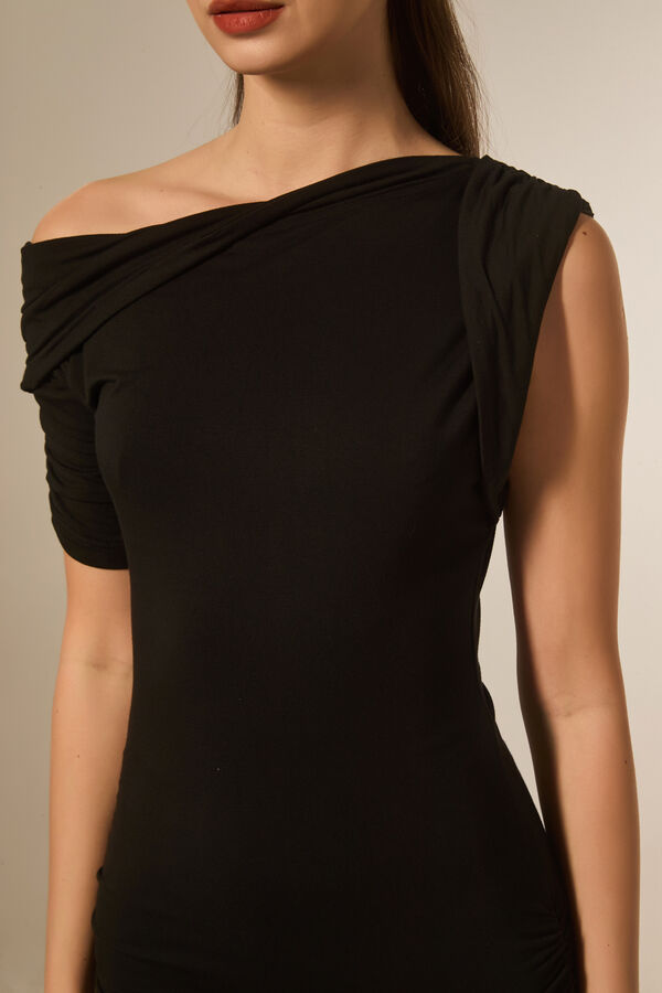 VESTIDO CIREMLLE NEGRO image number null