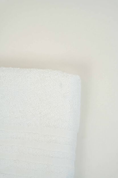 Toalla Super Ba&ntilde;o NESSA, 380g. BLANCO image number null