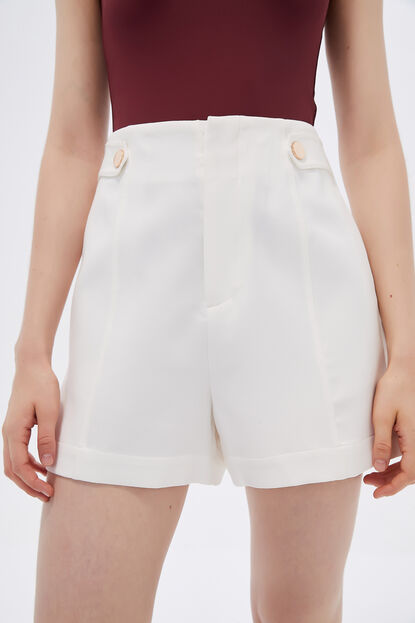 SHORT ALABAS MARFIL  / OFF WHITE image number null