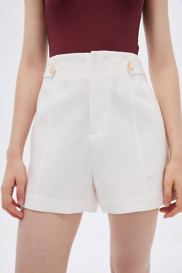 SHORT ALABAS MARFIL  / OFF WHITE image number null