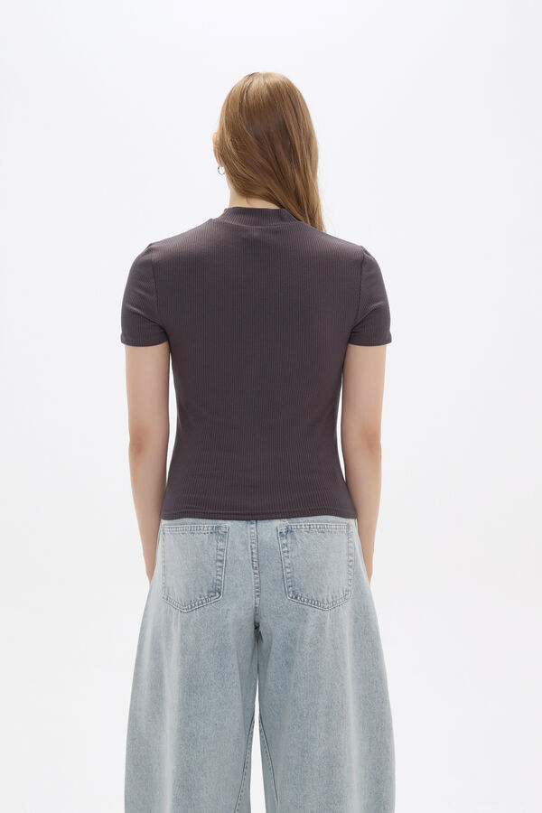 REMERA DALY GRIS OSCURO image number null