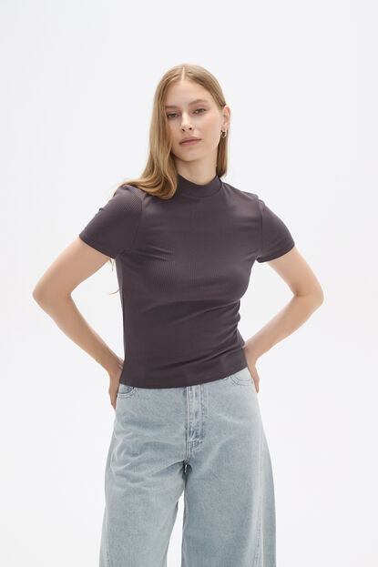 REMERA DALY GRIS OSCURO image number null