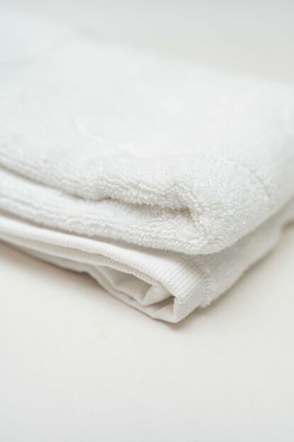 Toalla Piso  700gms BLANCO image number null