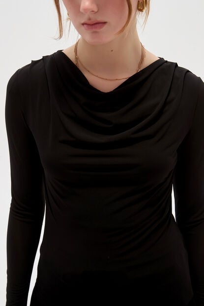 REMERA SURER 70607 NEGRO image number null
