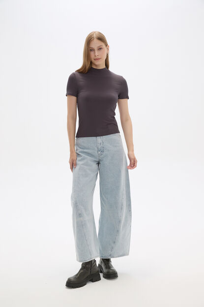 REMERA DALY GRIS OSCURO image number null