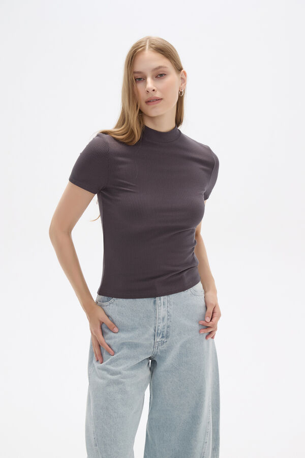 REMERA DALY GRIS OSCURO image number null