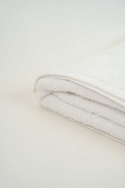 Toalla Super Ba&ntilde;o NESSA, 380g. BLANCO image number null