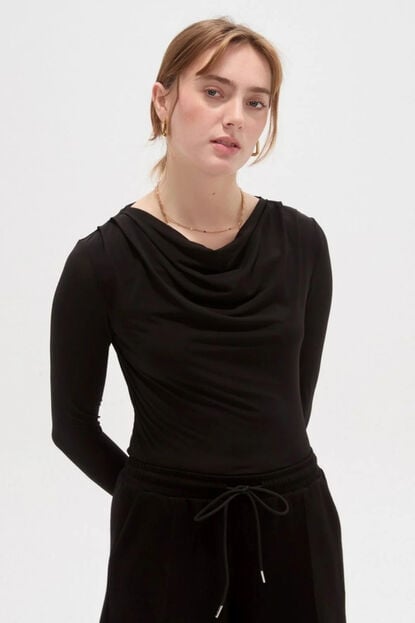 REMERA SURER 70607 NEGRO image number null